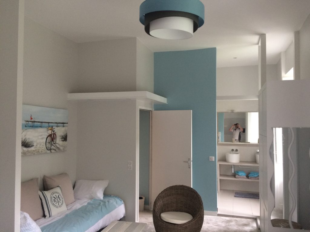 Décoration d'intérieure avec peinture bleu claire dans un appartement par A&C Nuances décoration en Loire Atlantique