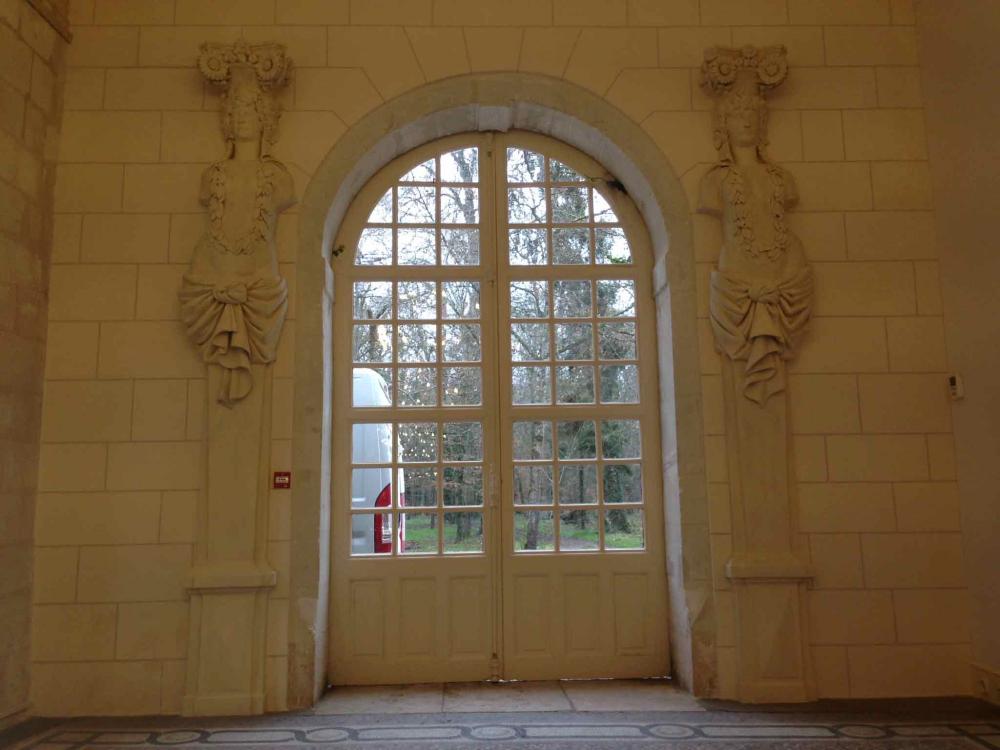 Porte d'une chapelle et décorations murales en plâtre par A&C Nuances Décoration à Vallet